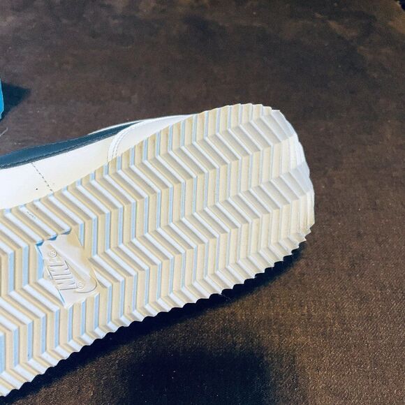 Nike Basic Cortez Men’s Size 10 White And Black 819719-100 Mint Condition - Picture 8 of 10